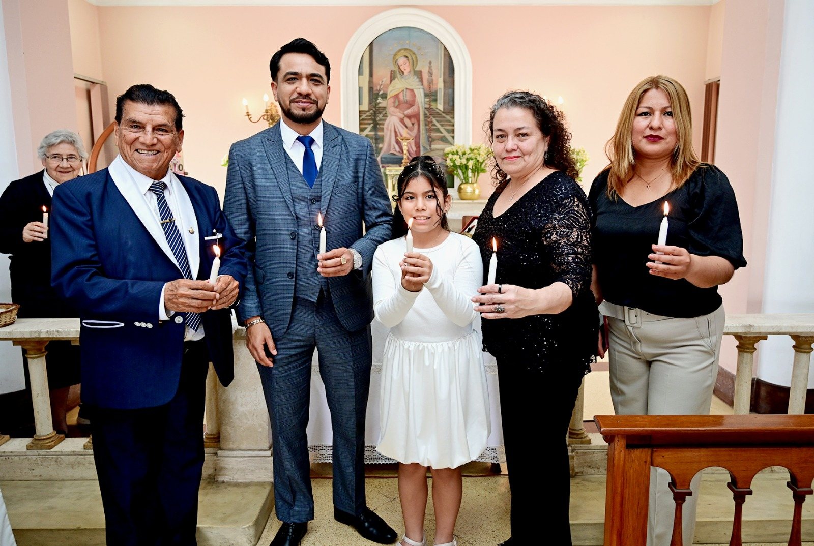 Estudiante acompañada por su familia en el Bautismo