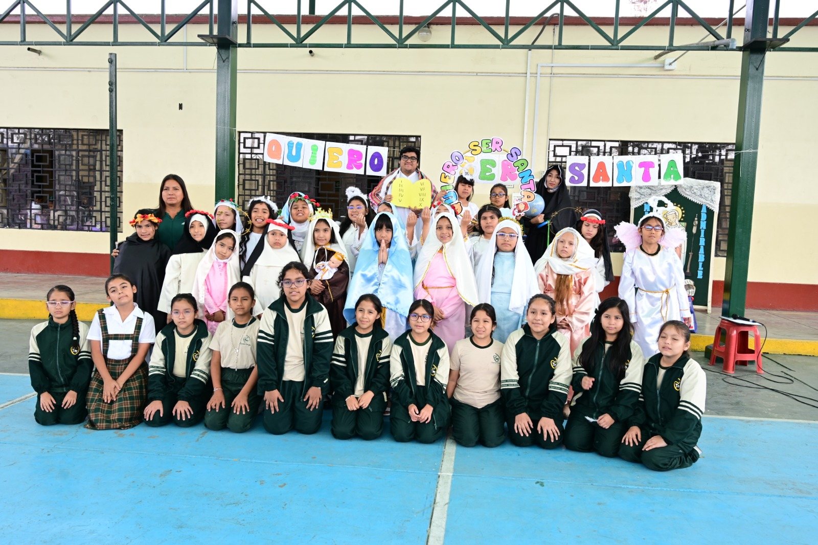 Comunidad educativa en una fiesta religiosa