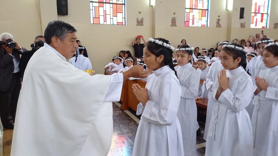 Estudiante recibiendo la Primera Comunión