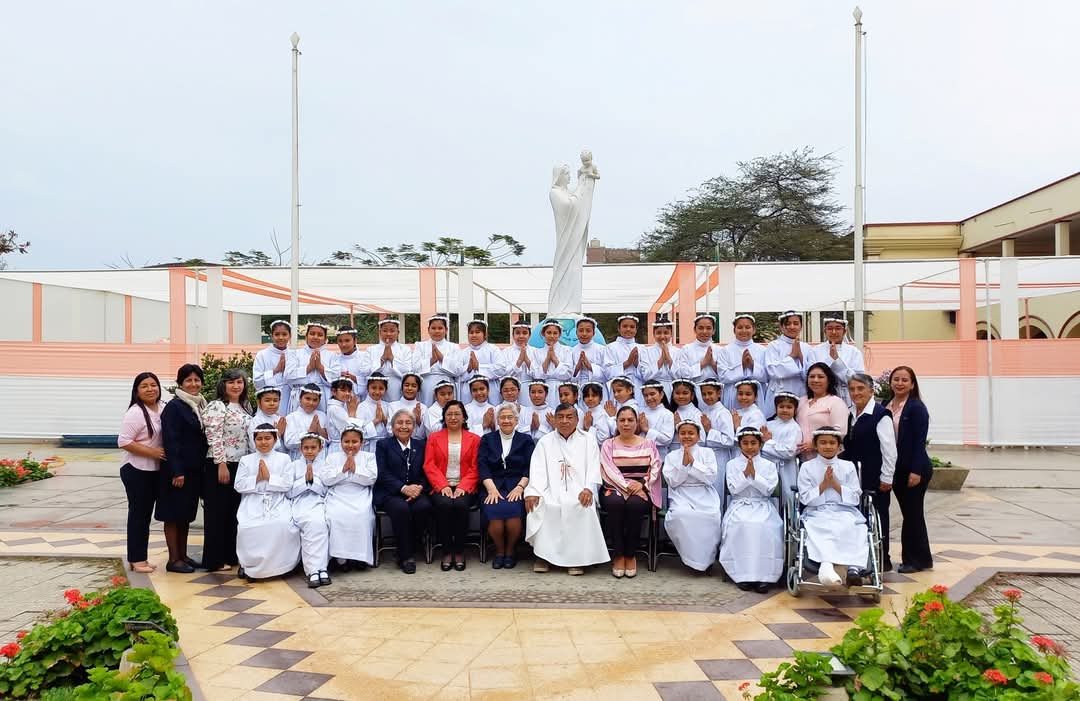 Comunidad educativa en la Primera Comunión
