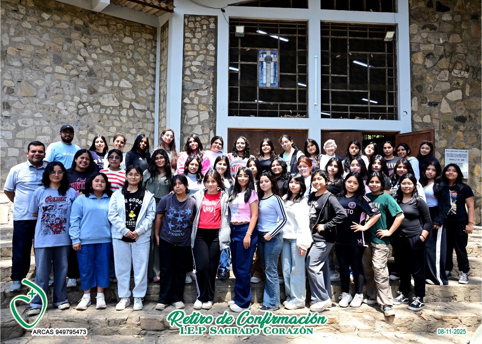 Grupo de estudiantes en preparación a la Confirmación