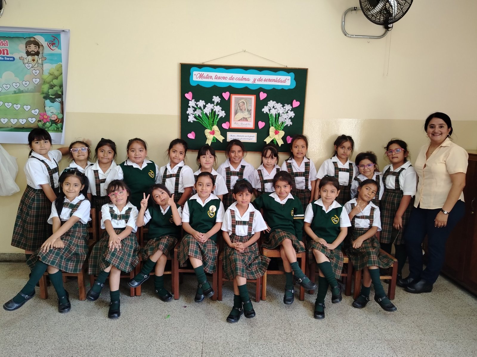 Estudiantes celebrando a Mater Admirabilis