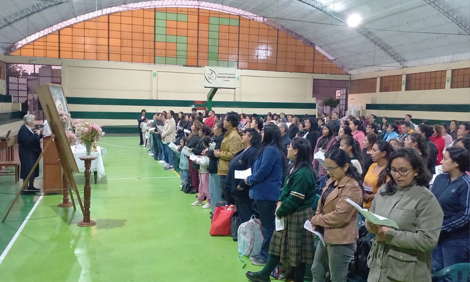 Comunidad reunida en la celebración de Mater Admirabilis