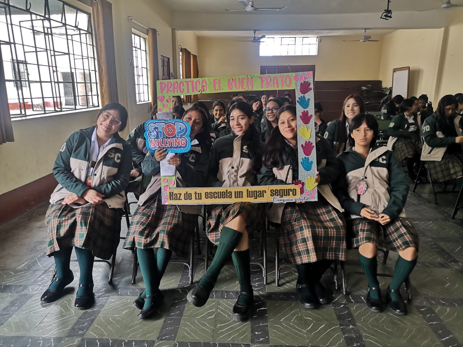 Estudiantes participando en una campaña por el buen trato
