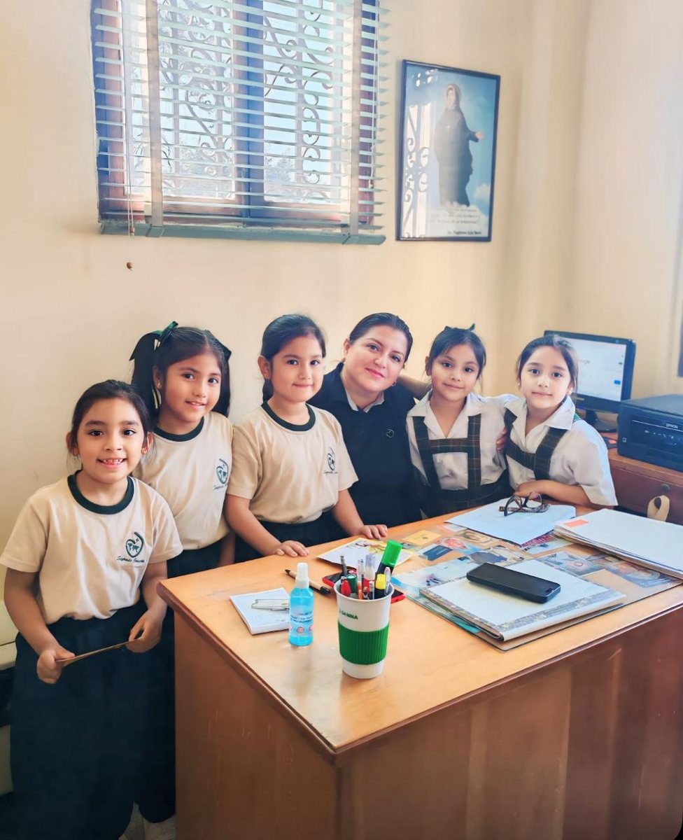Estudiantes junto a la responsable de Servicio Social