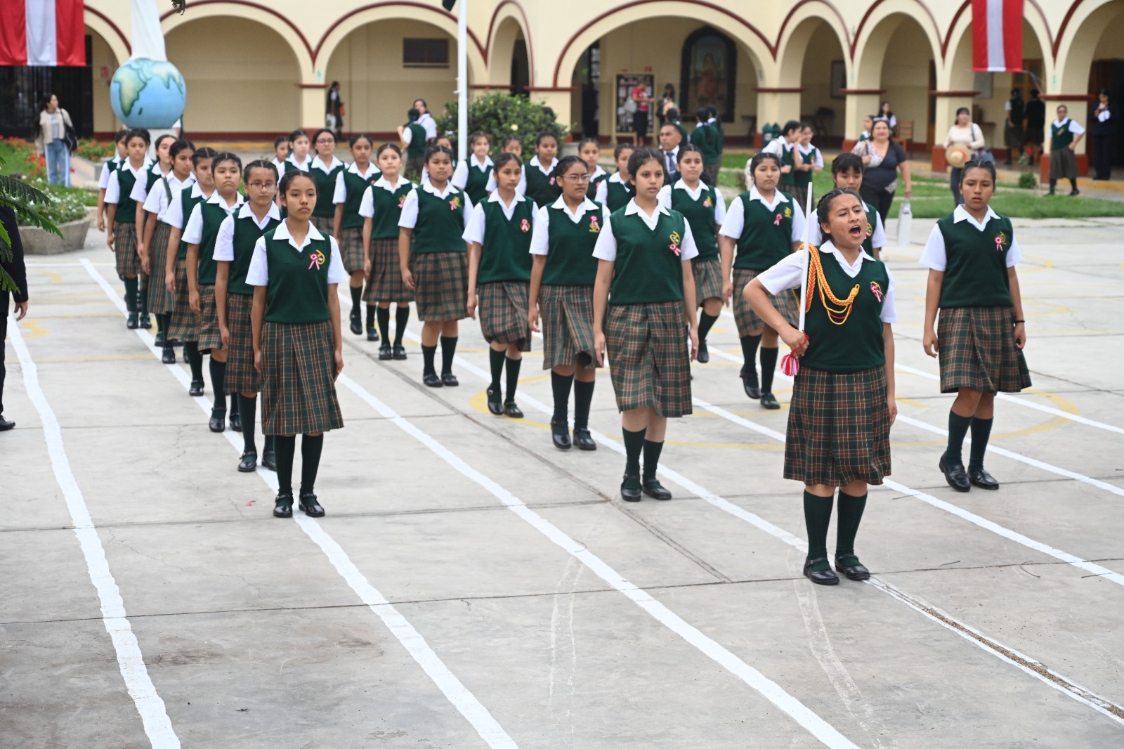 Estudiantes participando en el desfile escolar 2026