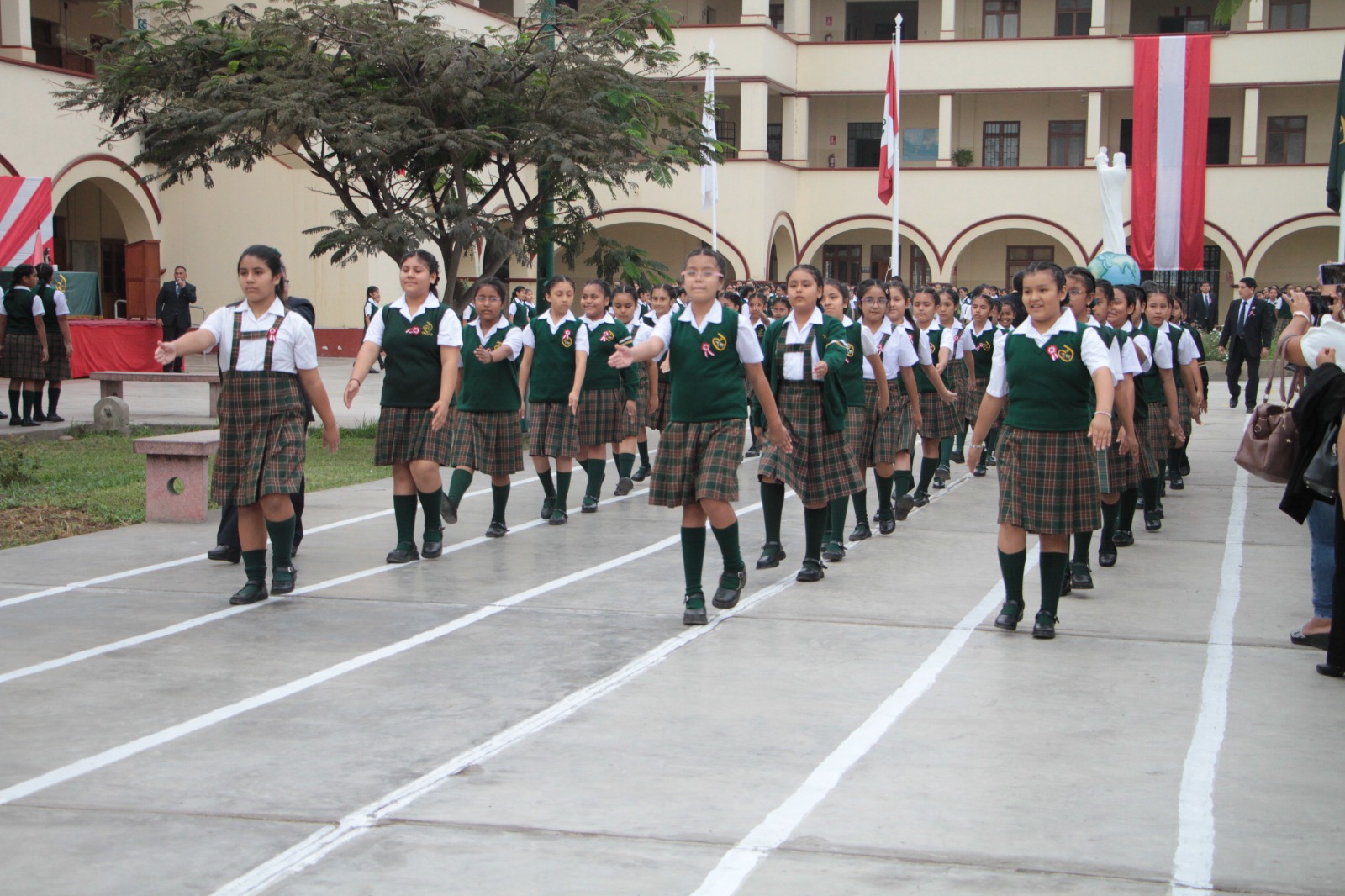 Estudiantes marchando en el patio