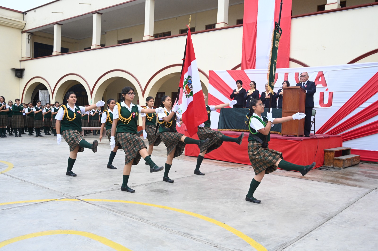 Escolta con la bandera del Perú
