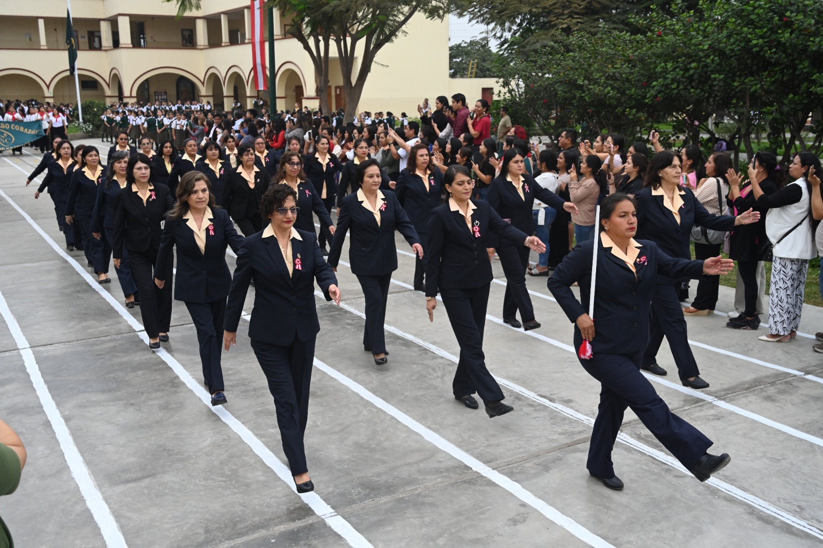 Comunidad educativa durante el desfile