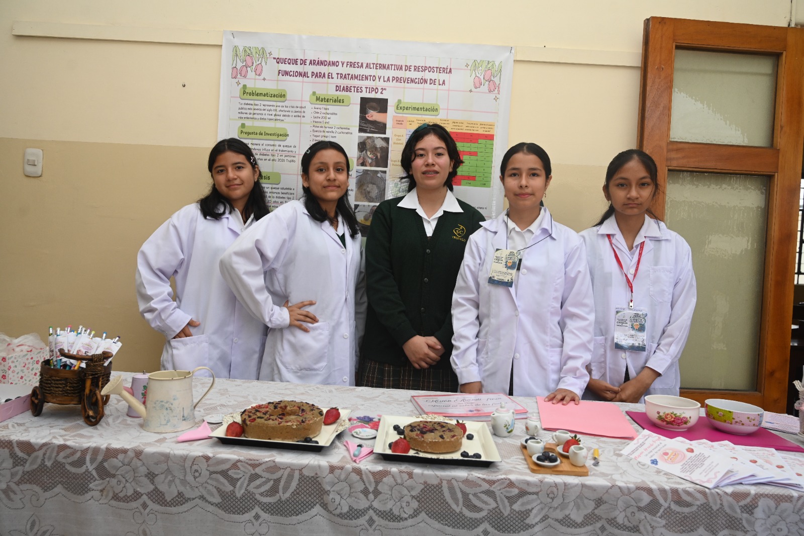 Estudiantes exponiendo proyectos científicos
