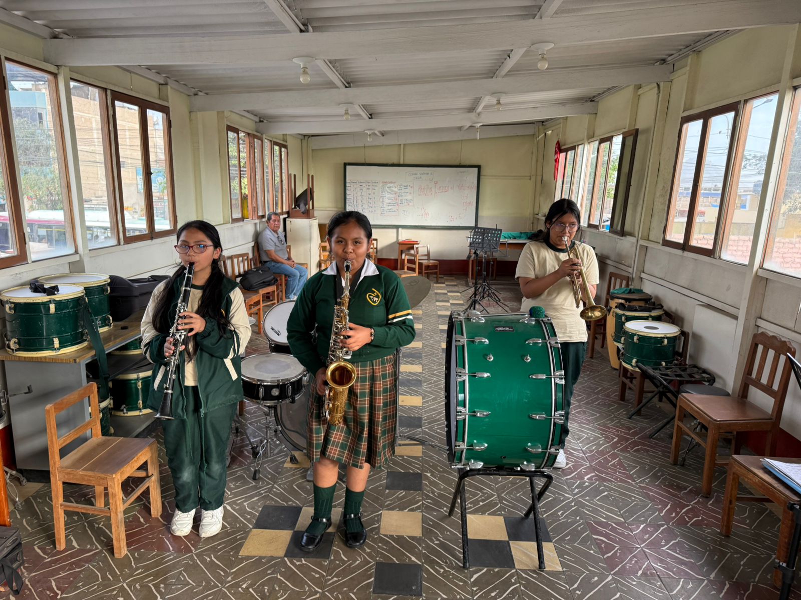 Estudiantes practicando instrumentos en el taller de banda