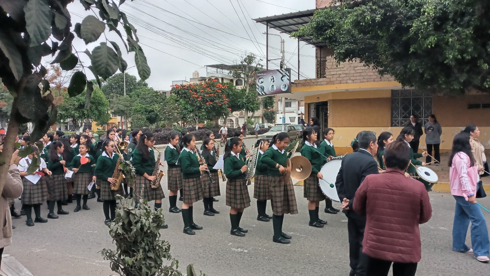 Banda escolar participando en una presentación pública