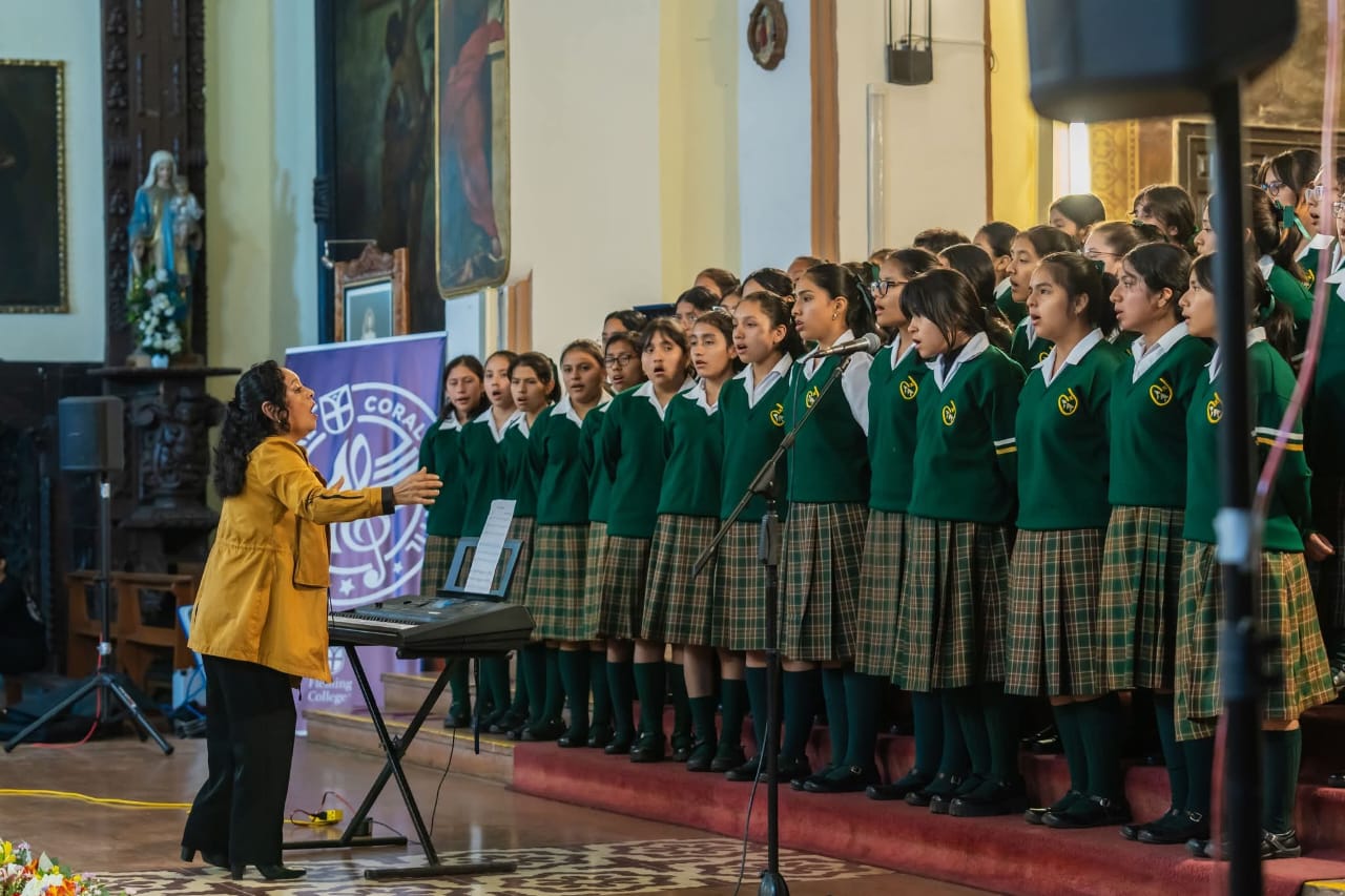 Coro escolar interpretando una pieza musical