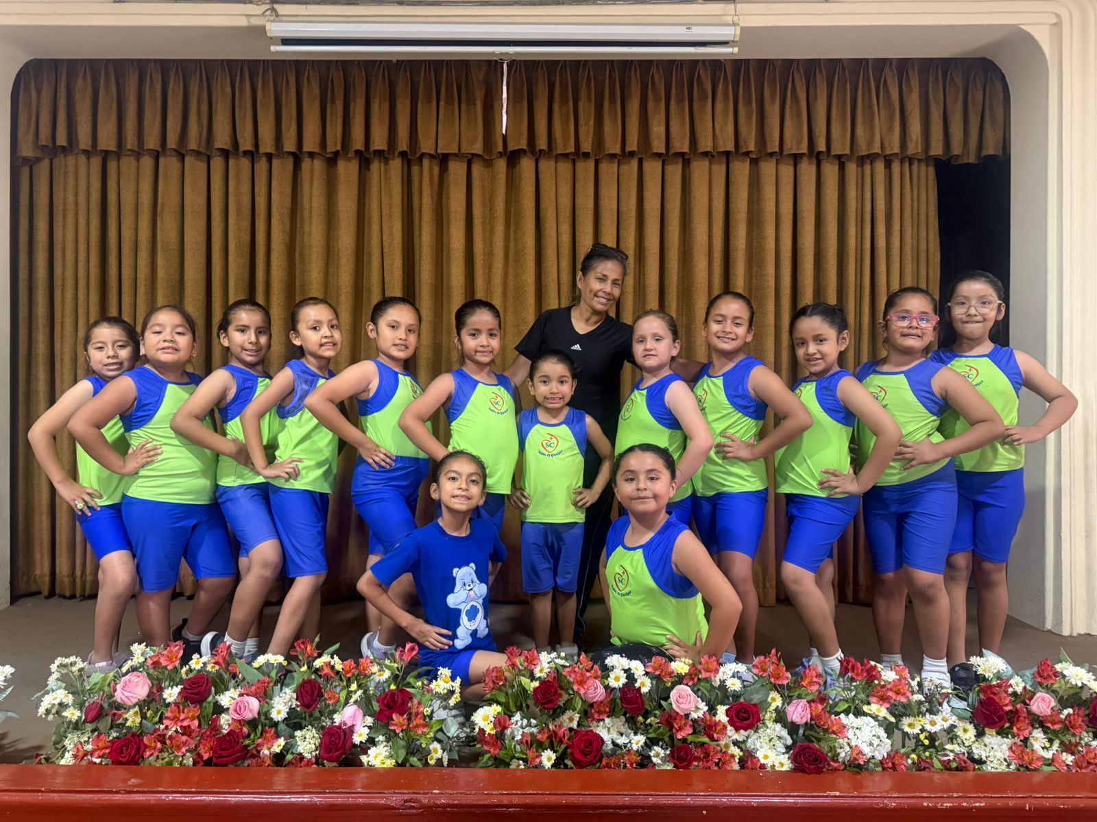 Estudiantes del taller de danza junto a su docente