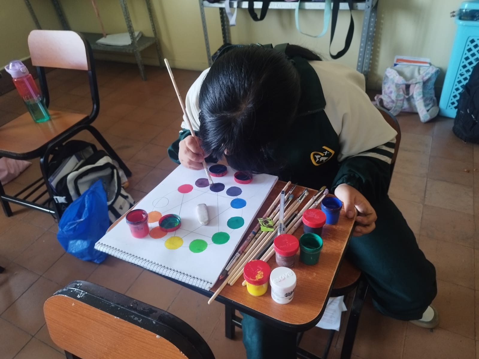 Estudiante explorando el color en el taller de dibujo y pintura