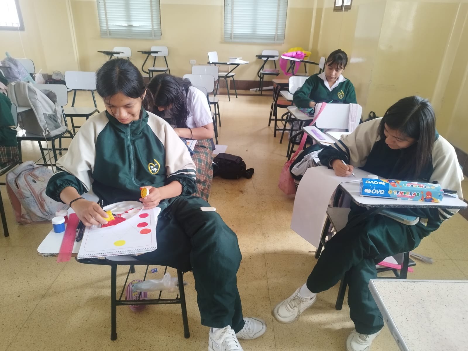 Estudiantes desarrollando ejercicios de pintura
