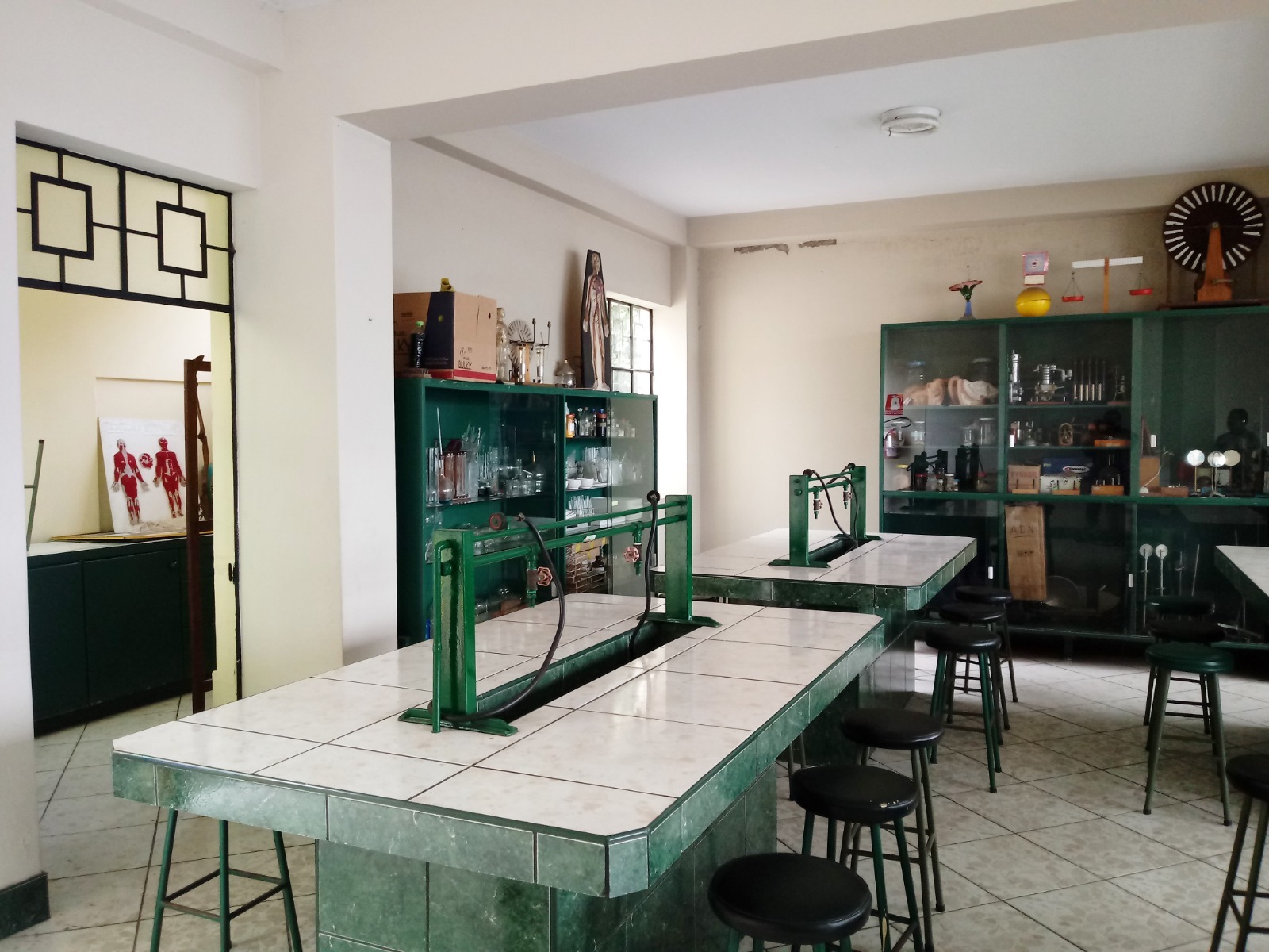 Mesas de trabajo y material del laboratorio de ciencias