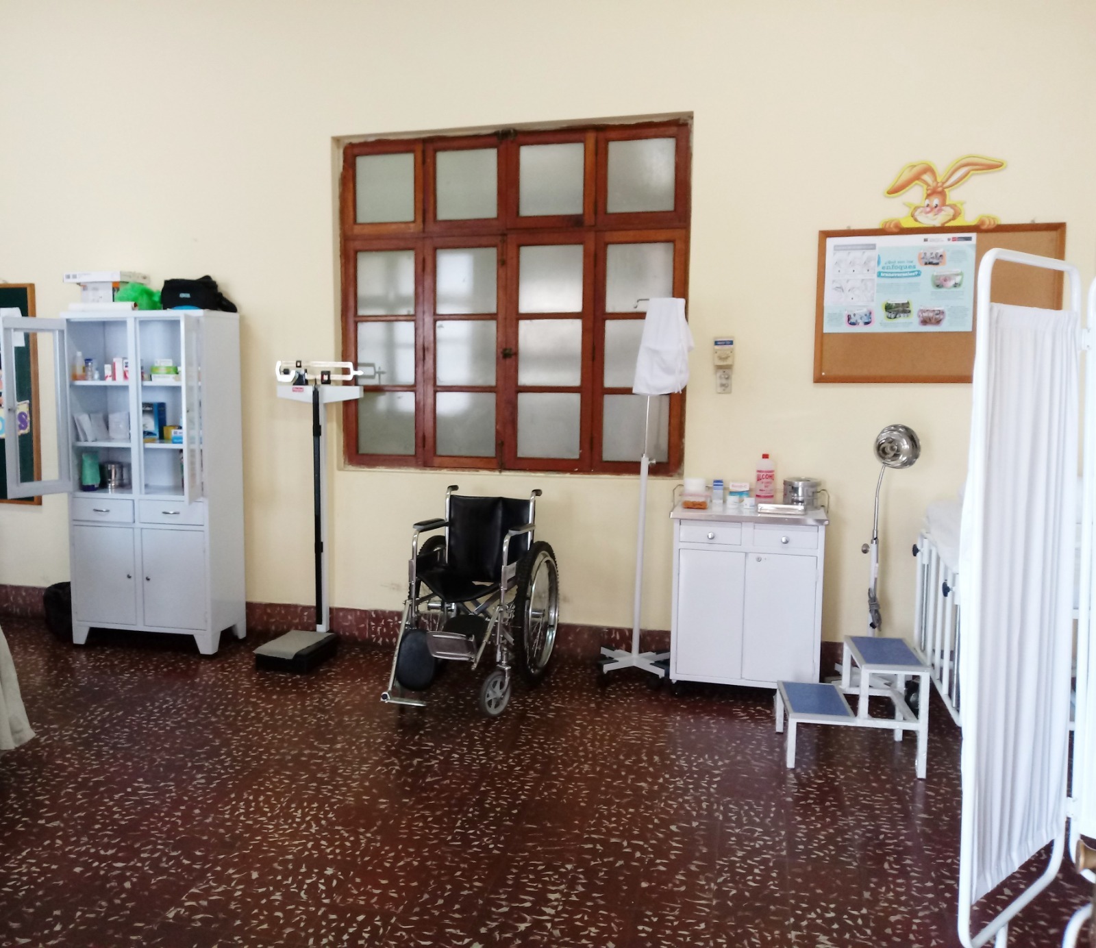 Ambiente del tópico escolar con camilla y equipamiento